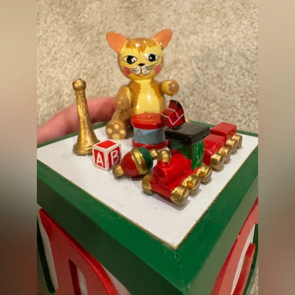 Mid century modern Green block Box with Figurines Christmas